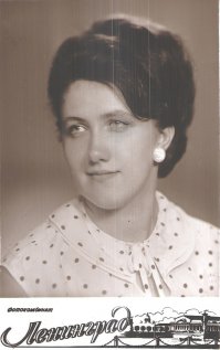 Простая прическа простой советской женщины примерно в то же время.:)