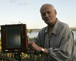 На сколько я знаю, Гиппенрейтер снимал даже не на плёнку, а на пластины и не на фотоаппарат в нашем понимании, а на ящик с объективом, т.е. на дедушку современных фотоаппаратов.