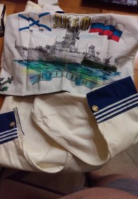 С праздником всех моряков.
Балтийск 2001-2003г. БЧ-4.
Осталась "беска", "парадка" старого образца и гюйс с рисунком моего корабля.