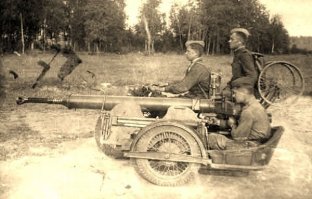 37-миллиметровая противотанковая авиадесантная пушка образца 1944 года имела уникальную конструкцию почти безоткатной пушки. Безоткатность пушки достигалась двумя способами: благодаря мощному дульному тормозу, что характерно для противотанковых пушек; за счет оригинальной системы, которая представляла собой некую помесь двойного отката и безоткатной пушки, которая выполнена по схеме с инертной массой.
Огонь можно было вести прямо на ходу (до 10 км/ч) - ставилась на харлей-девидсон и виллис.