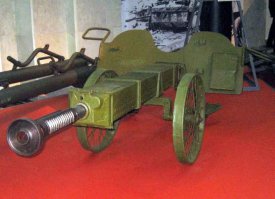 37-миллиметровая противотанковая авиадесантная пушка образца 1944 года имела уникальную конструкцию почти безоткатной пушки. Безоткатность пушки достигалась двумя способами: благодаря мощному дульному тормозу, что характерно для противотанковых пушек; за счет оригинальной системы, которая представляла собой некую помесь двойного отката и безоткатной пушки, которая выполнена по схеме с инертной массой.
Огонь можно было вести прямо на ходу (до 10 км/ч) - ставилась на харлей-девидсон и виллис.