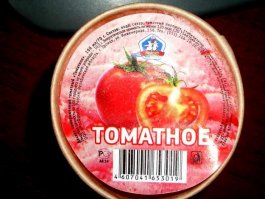 Такое мороженое раньше делалось в СССР и пользовалось большой популярностью. Мы предлагаем вам приготовить томатное мороженое в домашних условиях.Желток яйца — 3 шт; Сливки (для взбивания, постарайтесь выбрать более жирные) — 0,15 л; Сахар (песочный) — 100 г; Соль — 2-3 щепотки; Соус — 1,5 столовых ложек (с горкой) ; Томатная паста — 0,1 кг; Отделить желтки от белков, добавьте сахар, затем соль и сливки. Сделайте водяную баню и поставьте туда кастрюлю с ингредиентами. Держите на огне до тех пор, пока объем не agro.agroblogs.com увеличится минимум в два раза. Далее нам придется взбить эту массу миксером, среднее время взбивания около 5 минут. Мороженое готово, теперь нужно положить в специальную формочку, добавить пасту и перемешать (пасту выбирать густую). Перемешиваем до тех пор, пока не получится воздушная масса, напоминающая по вкусу карамель. Если нужны результат был достигнут — отправляем массу в холодильник!
Вот нарыл немного!:)Но готовить не рекомендую!