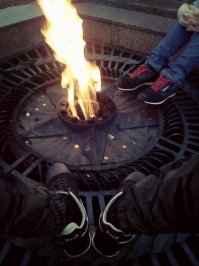 Таких нужно вежливо отводить подальше в сторону и проводить разъяснительную беседу. Негоже пидить их прямо там.