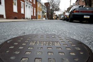 Насчет люков в асфальте на проезжей части.

Я понимаю требования, ГОСТ привязаный к инфраструктуре и т.д.

ПОЧЕМУ? Тот умный человек, что придумал ГОСТ по этим ср№аным люкам, не придумал ГОСТ по укладке этих люков в проезжую часть?

Почему двигаясь по дороге, несмотря на идеально ровный и свежеуложенный асфальт, надо чувствовать вечно копчиком ямки с люками? Законы физики никто не отменял, и будет все это разрушать из-за недальновидности, извините, е№анутости.

Ну в конце-концов, 21 век, нельзя сместить их куда-нибудь на обочину, рядом, но на газончике!

Рука, лицо ...