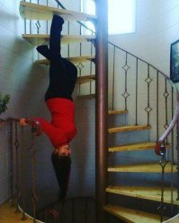 видно же что волосы привязаны.