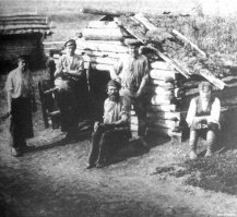 Стоит обратить внимание на этих патриотов - дамы и господа в модных шляпках и костюмах с иголочки. 
В те годы 80% населения были крестьянами. Интересно, в деревнях тоже устраивали митинги или мужчин просто забирали на войну без лишних представлений?