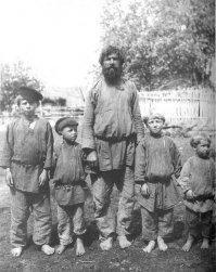 Стоит обратить внимание на этих патриотов - дамы и господа в модных шляпках и костюмах с иголочки. 
В те годы 80% населения были крестьянами. Интересно, в деревнях тоже устраивали митинги или мужчин просто забирали на войну без лишних представлений?