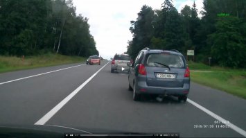 Может водителю Chevrolet, перед поворотом нужно было взять чуток левее держась своей полосы, и чуть заранее нажать на тормоз, чтобы Форд хоть стопы увидел. Лично мое мнение - нужно чтобы все вокруг заранее понимали (и вы поняли, что они поняли) какой маневр, вы будете сейчас совершать! Просьба не утрировать. 

Да и у Chevrolet не горит ближний/дневной свет, а форда горит.