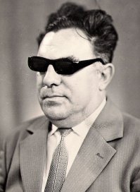 У нас в институте преподавал Виктор Филиппович Волкодавов.
Во время войны от ранения ослеп. Уже слепой, получил высшее образование, стал доктором физико-математических наук. В 2005 году умер.