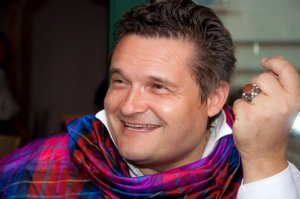 Это же Александр Васильев, наш историк моды.