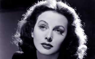 Хеди Ламарр — популярная в 1930—1940-е годы австрийская, а затем американская актриса кино, а также изобретательница.