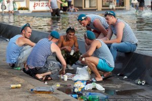 Десантник снес перила уличной лестницы