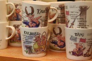 В Финке сувенирные кружки на полке. "Как сосет" по ходу знак зодиака близнецы по-ихнему