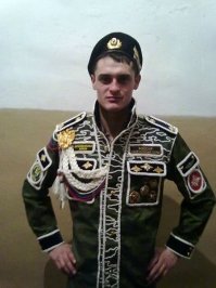 Шил бы уж для мотошвейных войск, польза хоть была бы...
