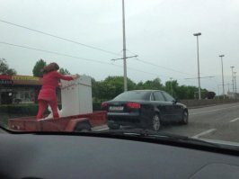 псц а лёжа холодильник не судьба положить ???? Не ну конечно лучше когда жена его держит стоя в прицепе )))))