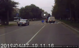 Судя по видео не видно чтобы он двигался по линии разметки, скорее все же он оставался в полосе. Т.е. он не маневрировал (не выезжал из полосы), а вот каблук маневрировал.