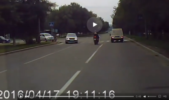 Судя по видео не видно чтобы он двигался по линии разметки, скорее все же он оставался в полосе. Т.е. он не маневрировал (не выезжал из полосы), а вот каблук маневрировал.