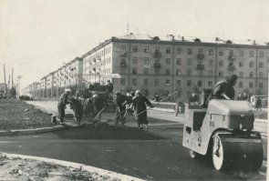 Бедные женщины. Фигею я с таких фоток, если честно, с тех самых пор, как в молодости довелось машину асфальта лопатой раскидать.
Ну его нафиг...