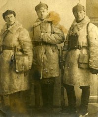 Хорошо бы тему изучить, прежде, чем писать. 

Во-первых не "НР-40", а "НА-40", "Нож армейский образца 1940 года" "Ножом разведчика" он стал позже и неофициально, потому что снабжались им в основном "спецподразделения", как сказали бы сейчас. Массового внедрения НА-40 в РККА никогда не было, как и не было массового использования финки (пуукко) в финской армии. Владение холодным оружием это искусство. 

Во-вторых, в РККА на момент Финской войны были на вооружении винтовки АВС-36, СВТ-40 каждая из которых снабжалась штыком ножевого типа. Были и автоматы Федорова, которые также шли со штыками, правда уникальными, сделанными по образцу кавказских кинжалов. А так, как снабжались этим оружием отборные части, говорить об отсутствии холодного оружия немного в РККА совсем опрометчиво. Ну а уж про отсутствие ножей для вскрытия консервов и вообще смешно.  

Ну и главное. На вооружении РККА с 1937 года состоял "Нож сапера образца 1937 года". Этот нож не менее легендарный чем НА/НР-40, однако незаслуженно забыт. Он выпускался в двух основных модификациях - с кожаными ножнами и деревянной рукоятью, и резиновыми ножнами с резиновой же рукоятью для подводников. Вооружались им по штату саперы, но имели его все "заинтересованные" подразделения - ценили за отсутствие гарды. Нож повоевал в Испании, в Зимней войне, Халхин-голе, прошел всю ВОВ. 

На фотографиях ниже нож НС-37 с резиновой накладкой на рукоять и фотография офицеров РККА 1937 года с Финского фронта, у левого из-под планшета предположительно торчит рукоять "морского" варианта НС-37.