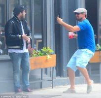 Увидев эту фотку, я был точно уверен: у чувачка с бородой на кепке надпись "FBI" и после того, как Ди Каприо его сфотал, обязательно должны подтянуться ещё человек пять-десять в таком же имидже... ;)
Прощай, ДИ Каприо! Ты - не утонул, тебя - загасили ногами