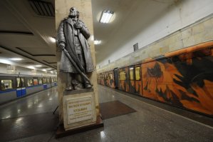 А вот памятник ему на станции метро Партизанская, бывшая Измайловский парк. Многие так и думают, что это памятник Сусанину...