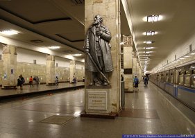 А вот памятник ему на станции метро Партизанская, бывшая Измайловский парк. Многие так и думают, что это памятник Сусанину...