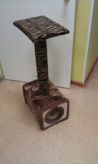 В солянке уже постил. 
короб - обрезки кухонного после изготовления кухонного уголка,
верх- отрезок от полки старого шкафа (при переезде выкинули - развалился :) ),
стойка - обрезок трубы от линолеума,
ковролин на короб - обрезки от того-же кухонного гарнитура,
Ну и покрытие стойки и верха - старая куртка, на которую рука выкинуть не поднималась!
Вот и домик с чесалкой для кошки!