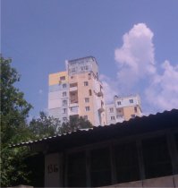 Да нормально мужик сделал, с документами бы только "утрясти". А вот это "чудо" уже лет 15 стоит... Ничего, даже на соседнем корпусе подобие появилось.