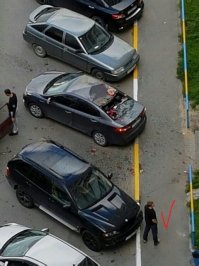 О мыслях парня, хозяина рядом стоящего авто, стоит только гадать! :)