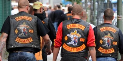 Это - байкеры? Вот байкеры. Попробовал бы он им такое устроить.