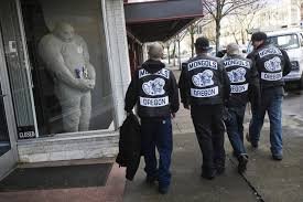 Это - байкеры? Вот байкеры. Попробовал бы он им такое устроить.