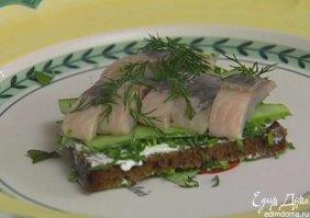 Гамбургер с соусом из голубого сыра