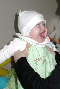 Племянницу на прогулку собирают. Человечище радуется жизни!