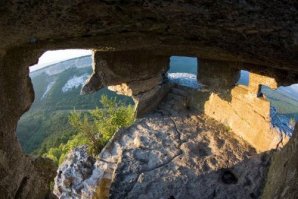 нет фото внутренностей, так сказать быт монахов не видно, только фассад, у нас в Крыму тоже есть не плохие памятники древности Тепе кермен, Мангуп кале, Чуфуи кале и Эски Кермен, мои фото расположены по очерёдности названий выше