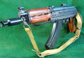 и до сих пор называют только АК74У 5.45калибр
автомат крынкова это наш АКМСУ 7.62 калибр,так и не поступивший на вооружение из за ряда недостатков таких как большой импульс отдачи и плохую точность боя.
Крынков это болгарская подделка которая делалась в какой то получастной оружейной фирме.