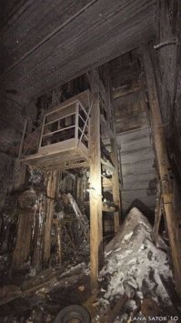 Сейчас это просто туалет, ниже фотография это подтверждает, а раньше была шахта (что в общем и так понятно), лет 10 назад читал этот пост от имени той пары диггеров которые туда спускались, было интересно.