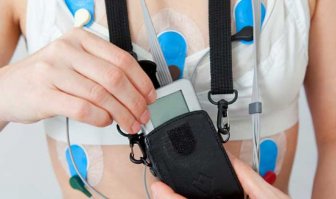 Сообщается, что школьница возвращалась из детской больницы. Там ей в рамках обследования установили аппарат, провода которого были видны из-под одежды. Это заметила одна из пассажирок. Она заявила, что девушка - террористка, и что она с ней не поедет.

В конфликт вмешалась кондуктор, которая предложила выйти или школьнице, или возмутившейся пассажирке. Женщина покидать автобус отказалась, а девятиклассница вышла и пересела на другой транспорт.

"Сотрудниками прокуратуры будет установлен маршрут следования автобуса, на котором ехал ребенок, собственник транспортного средства, дана оценка соблюдения требований безопасности при осуществлении пассажирских перевозок", - сообщили в прокуратуре Свердловской области.