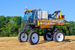 Т-25К
Он был спроектирован для работы с высокими сельскохозяйственными культурами. При прежней мощности и функциональности, производители существенно увеличили клиренс машины. Таким образом, дорожный просвет увеличился до 150 сантиметров.
Посовременнее: BOGUSLAV IBIS-2500-18П  
Самоходный опрыскиватель имеет большой клиренс (1500 мм) и способен менять ширину колеи, что обеспечивает эффективную обработку технических культур (подсолнечник, рапс).