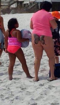 Купальник не должен прикрывать наколки а должен их подчёркивать)