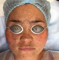 А эта Морфиуса из "Матрицы" напомнила.