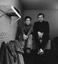 Спортсмены жили на нарах в камерах без окон в прямом смысле этого слова.  Вот например фото Родниной и Зайцева в своей камере. Про удобства на этаже молчу, сами можете догадаться.