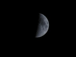 Фотограф снял Луну вблизи с помощью зума камеры