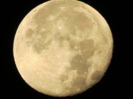 Фотограф снял Луну вблизи с помощью зума камеры