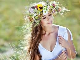 Венки бывают разные, но то что тут показали-это "полет фантазии модельера" Вот обычные польские венки из живых цветов)