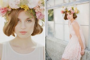 Венки бывают разные, но то что тут показали-это "полет фантазии модельера" Вот обычные польские венки из живых цветов)