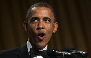 Умная обезьяна делится едой в зоопарке