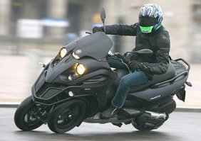 Смысл таких машин в городе? Преимуществ в городе никаких по сравнению с машинами. Во франции очень любят пьяджо мп3 и гилера фуоко - очень комфортные для города.