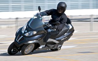 Смысл таких машин в городе? Преимуществ в городе никаких по сравнению с машинами. Во франции очень любят пьяджо мп3 и гилера фуоко - очень комфортные для города.