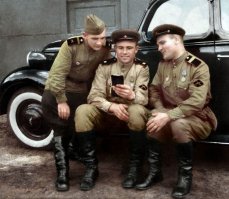 на этой фотографии бойцы Красной Армии изучают первый советский смартфон ?