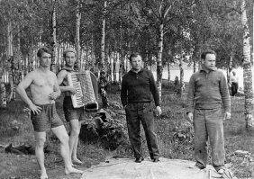 Юрий Гагарин, Алексей Леонов, Борис Волынов, Виктор Горбатко - пикник в Долгопрудном. СССР. 1963 г.